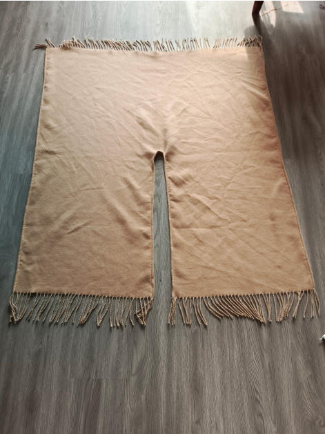 Beige vävd poncho med tvinnat franstrim