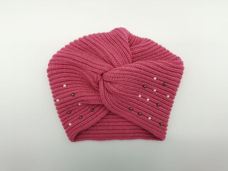`Rosa ribbstickad turbanmössa med pärl- och hematitpärlor`