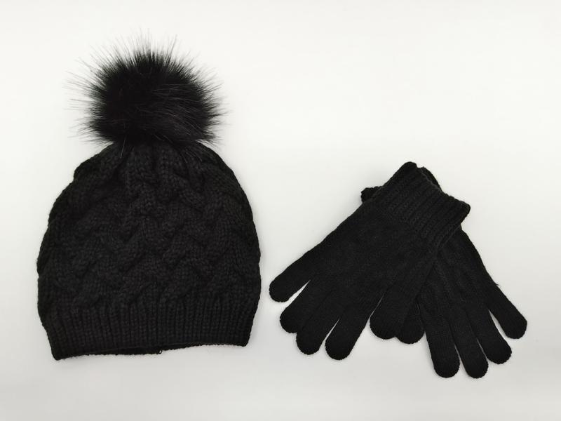 Svart kabelstickad mössa med fejkpälspom-pom och matchande handskar