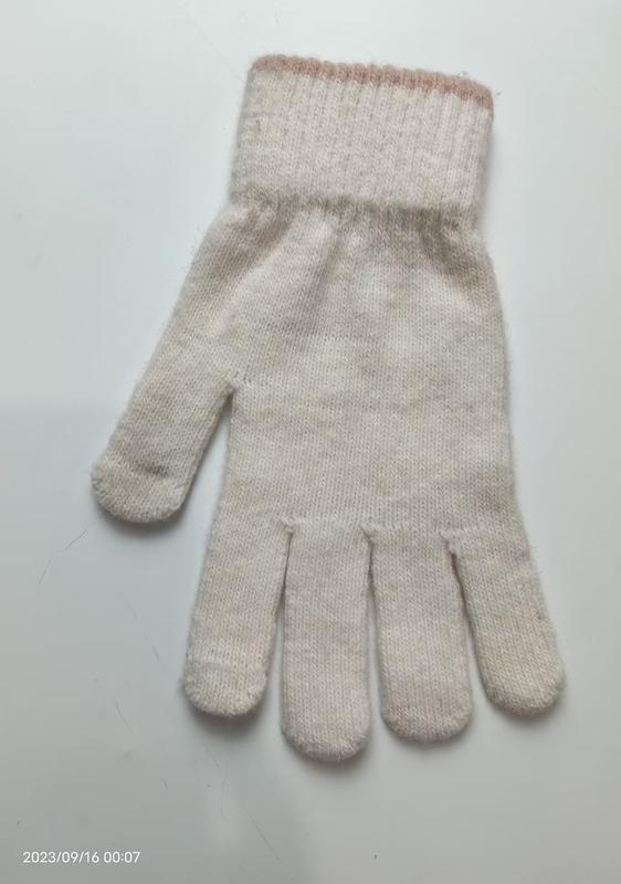 Krämvit stickad vinterhandske med ribbad manschett och rosa rändetalj – grossist vinteraccessoarer.