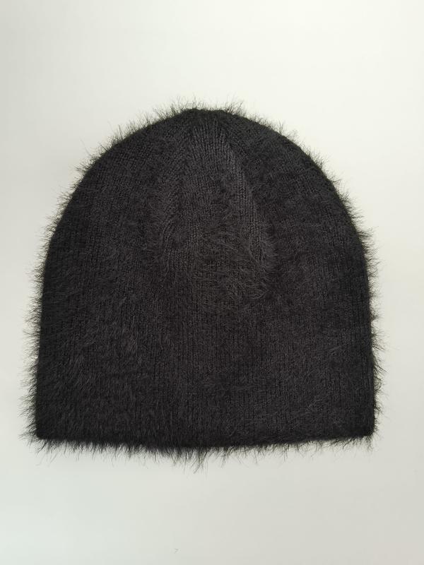 `Svart fluffig stickad mössa i mohairstil