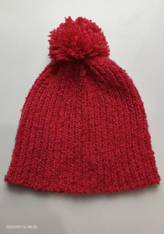 Röd chunky ribbstickad vintermössa med stor fluffig pom-pom