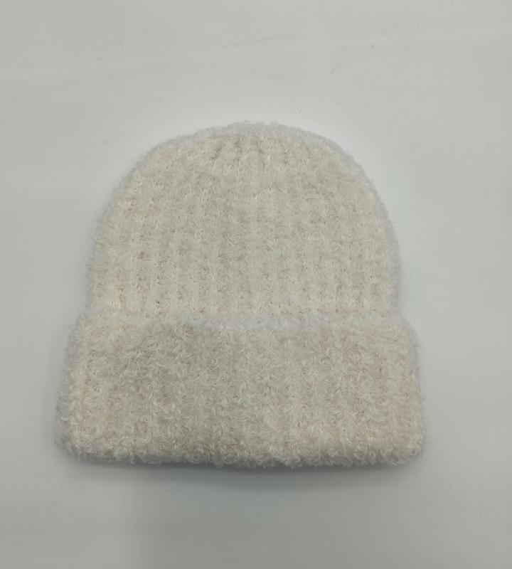 Cremefärgad fluffig ribbstickad mössa med mjuk textur