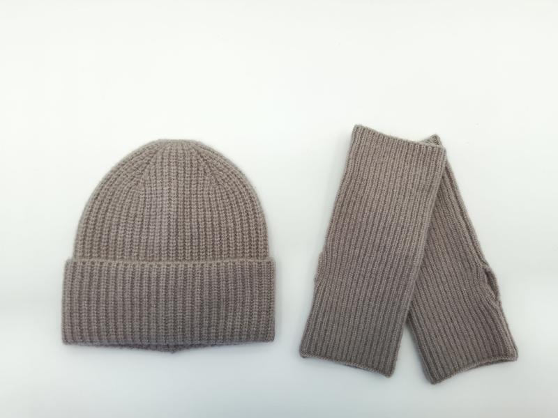 Beige ribbstickad vintermössa och matchande fingerlösa vantar i set