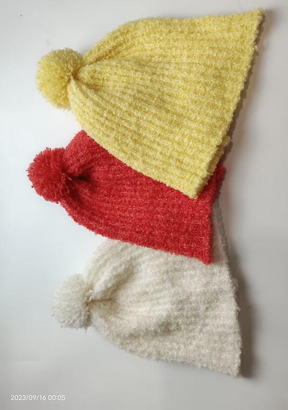 Tre chenillestickade pom-pom-mössor i gult