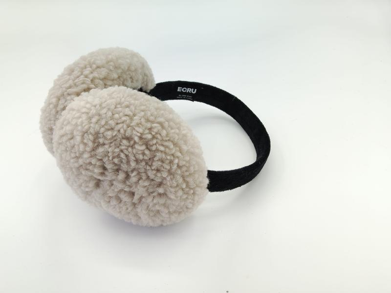 Krämbeige öronmuffar i sherpa-fleece med svart sammetsdiadem