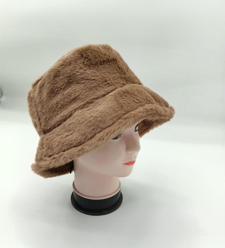 Brun fejkpäls-hatt med vid brätte och fluffig textur
