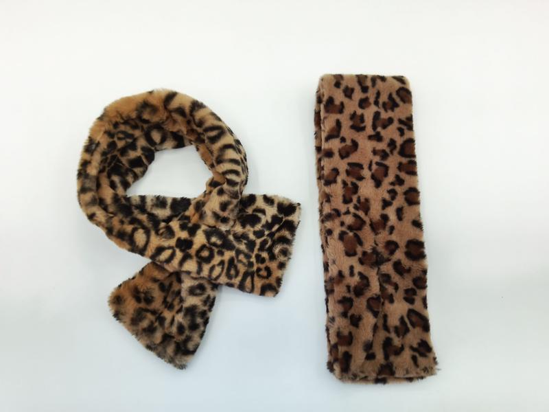 Beige leopardmönstrad scarf i fuskpäls