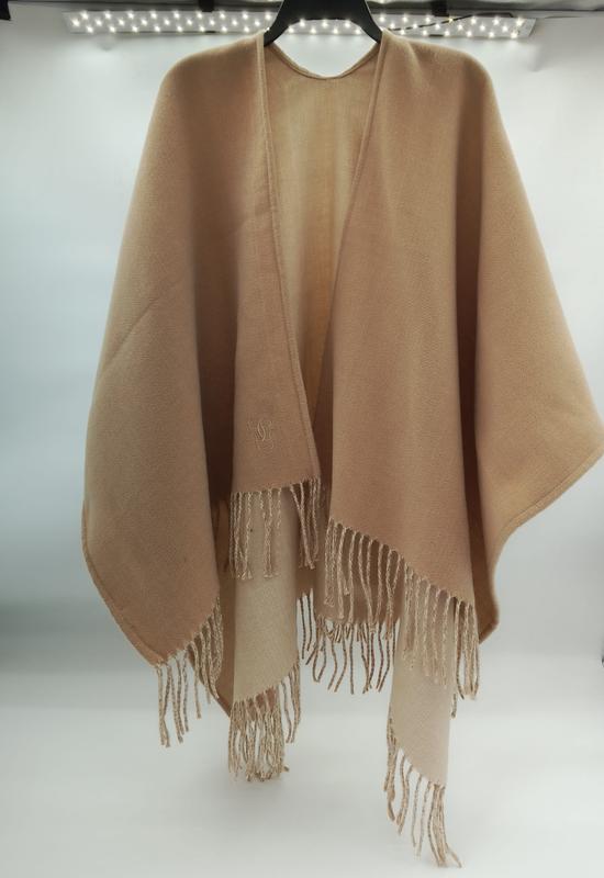 Kamelfärgad poncho-cape i ullblandning med fransar och broderad logga