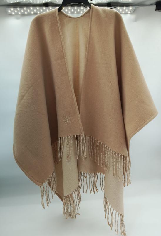Kamelfärgad ullponcho med öppen framsida