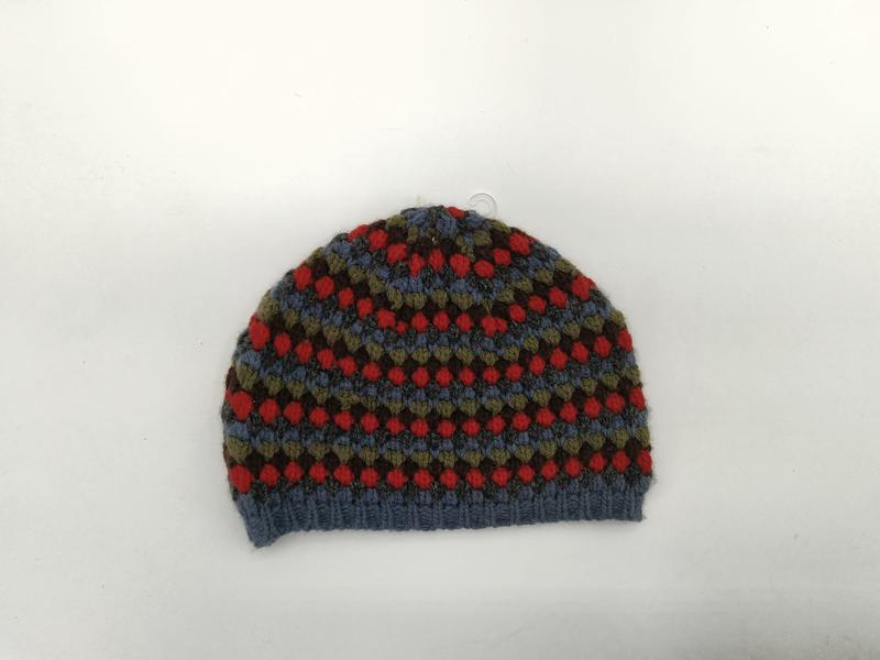`Handstickad mössa med Fair Isle-mönster i blått