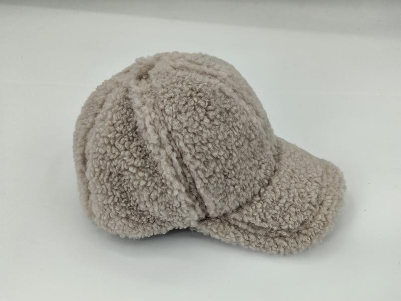 Beige baseballkeps i mjuk sherpa fleece med strukturerad skärm och sömdetaljer
