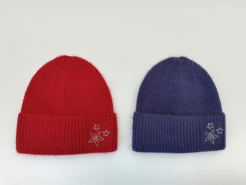 Röd och lila ribbstickad mössa med silvrig strass-stjärna på uppviket kant. Set med 2 stycken.