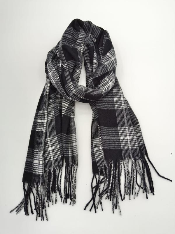Svart-vit rutig tartan-scarf med fransar