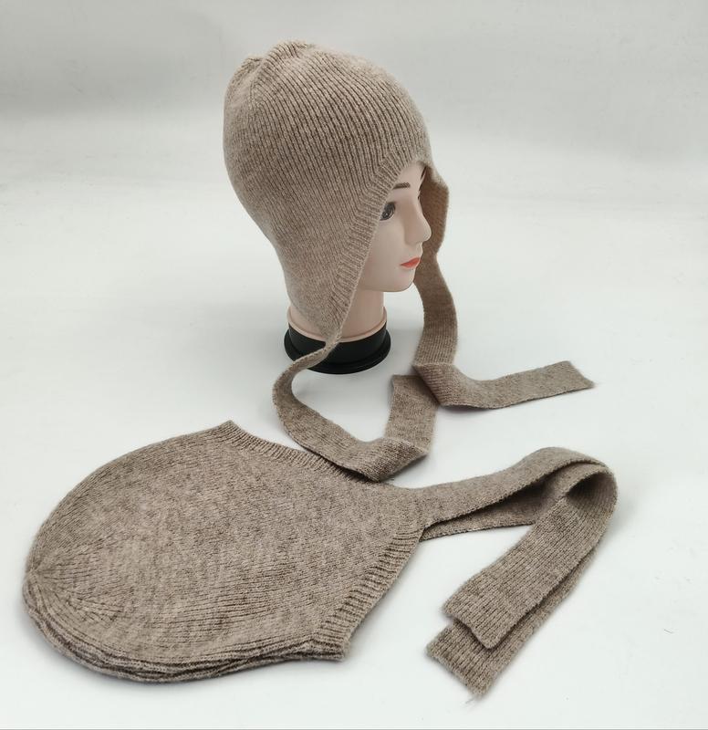 Beige ribbstickad mössa med långa knytband
