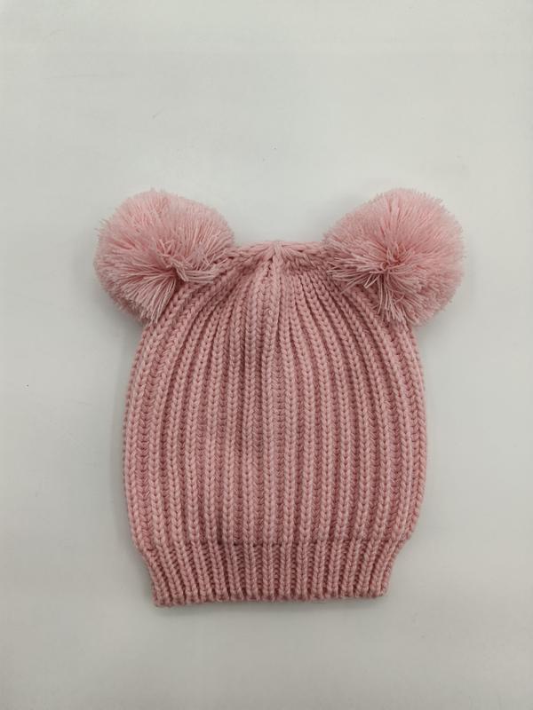 Rosa ribbstickad babymössa med två fluffiga pompomer