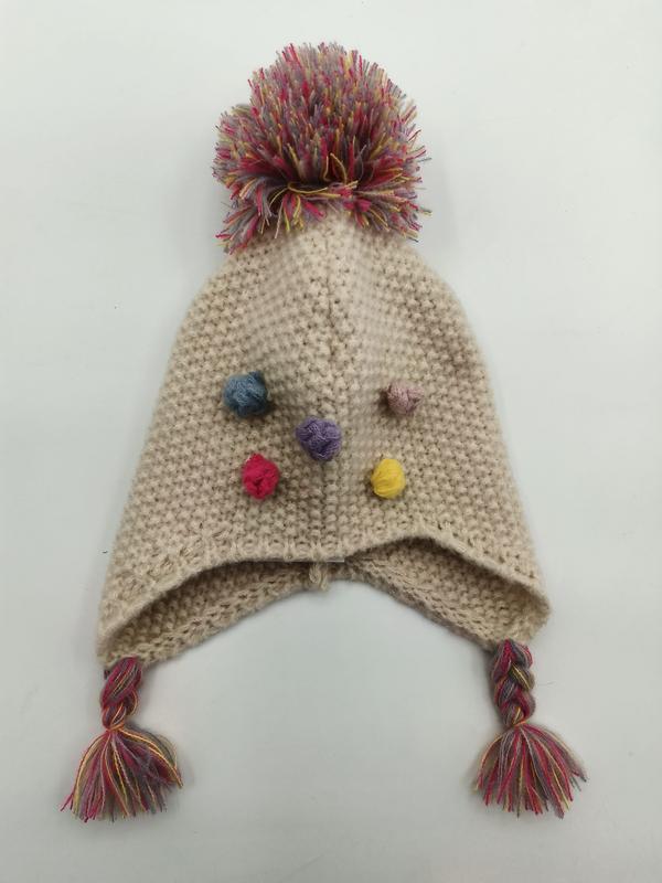 Krämvit stickad mössa med färgglad pompom