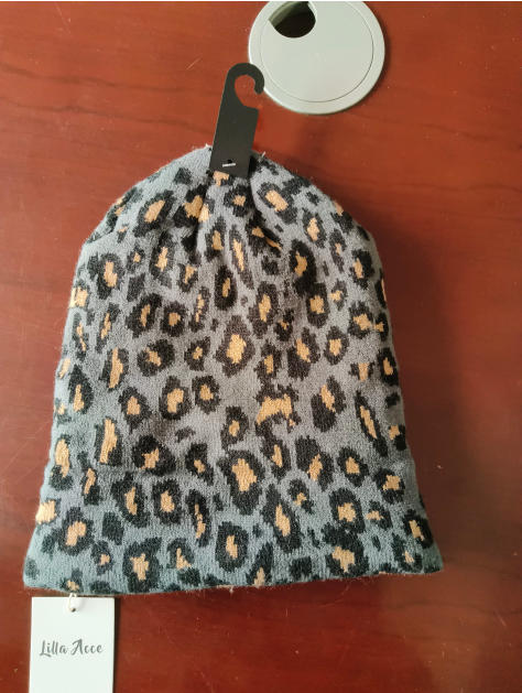 Grå stickad mössa med leopardmönster i svart och beige