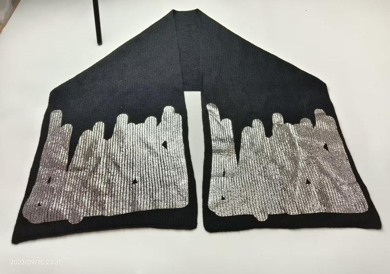 Svart ribbstickad scarf med silvrig metallisk stadsskyline-brodyr – grossistleverantör av exklusiva accessoarer.