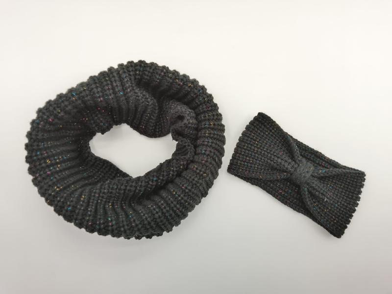 Mörkgrå tjockstickat infinity-halsduks- och pannbandsset med flerfärgad glittertråd.