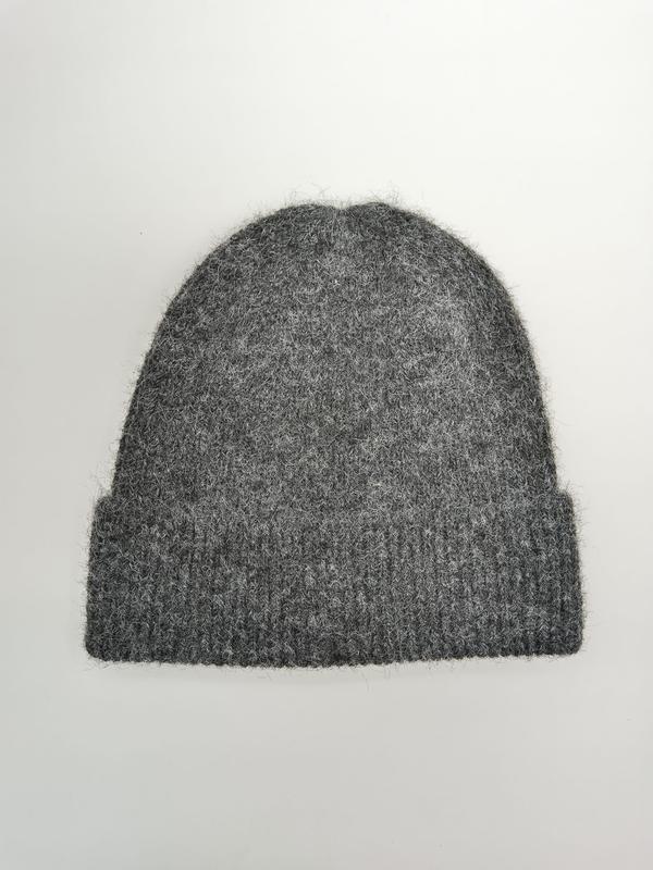 Grå fluffig stickad mössa med ribbad kant