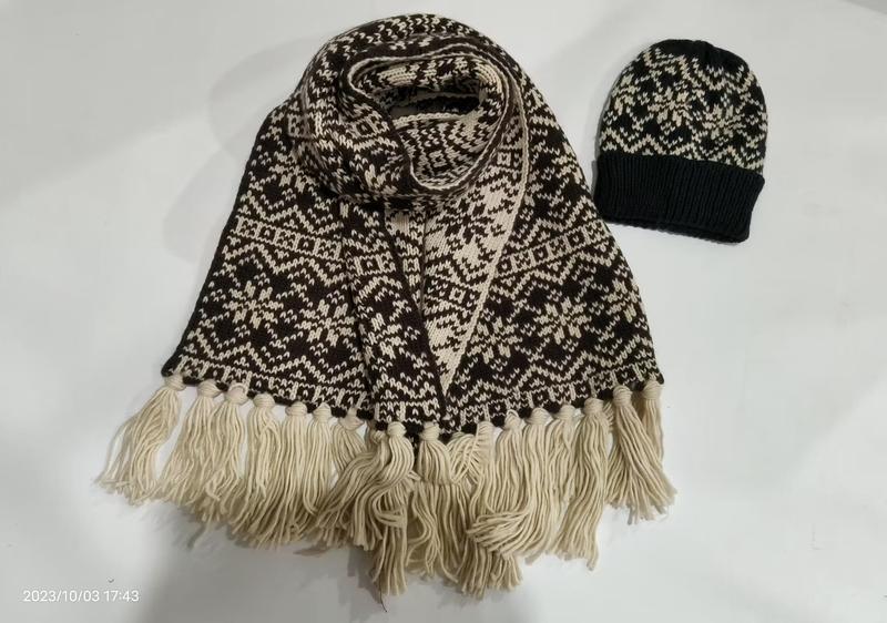 Brun och gräddfärgad Fair Isle-stickad halsduk med tofsar och matchande mössa