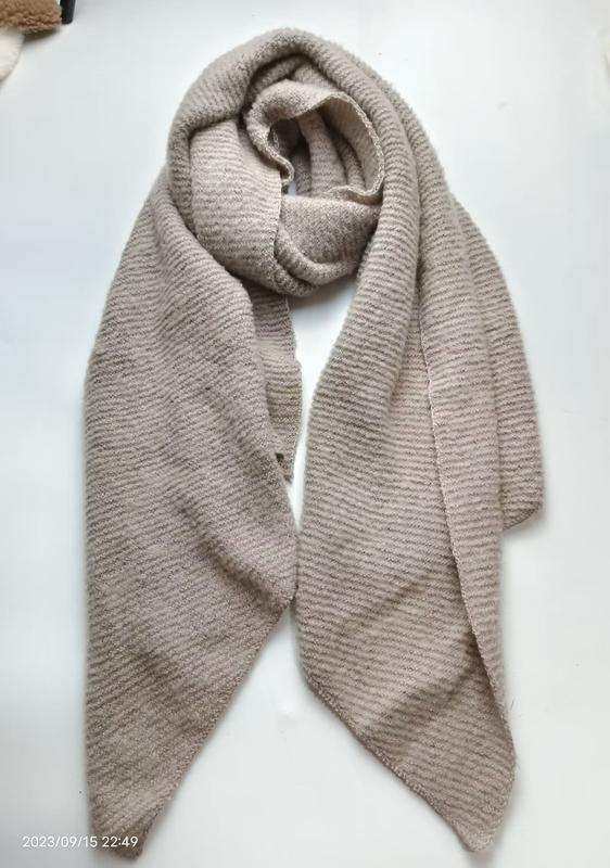 Beige ribbstickad vinterhalsduk med mjuk textur