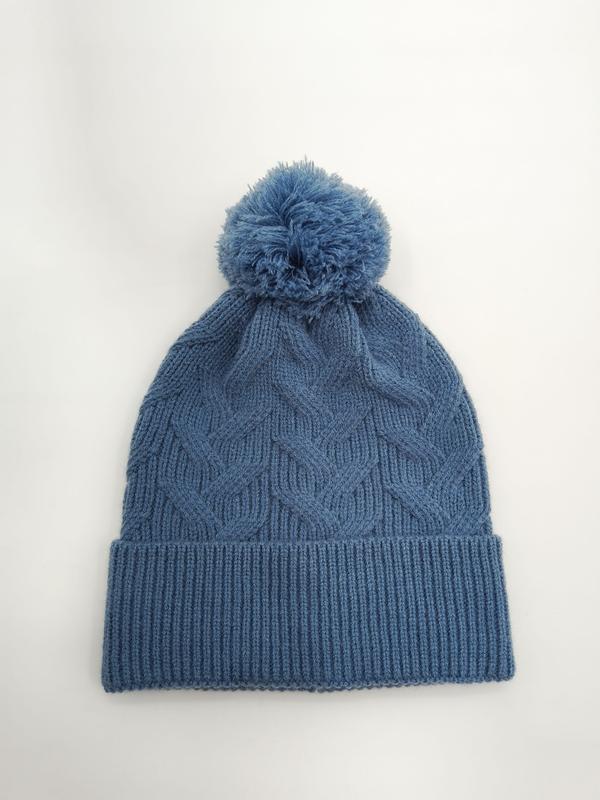 Stålblå stickad vintermössa med pompom och ribbad uppvik