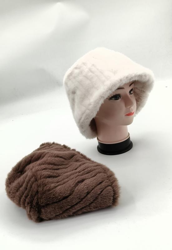 ""Vit faux fur bucket hat på mannekänghuvud
