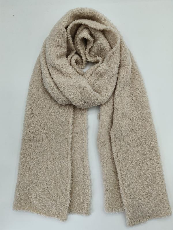Beige stickad bouclé-sjal i oversized modell