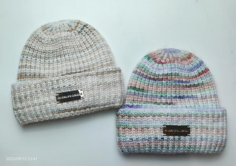 ""Grossist 2-pack chunky knit beanies: beige marléd och pastelfärgad randig med uppvikt kant och metallemblem.""