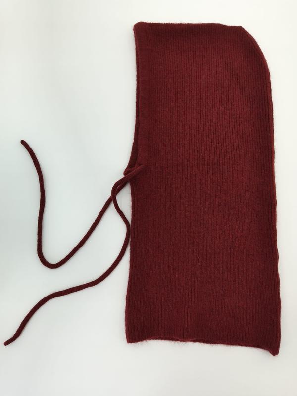 Vinröd ribbstickad balaclava huva med två långa bindband