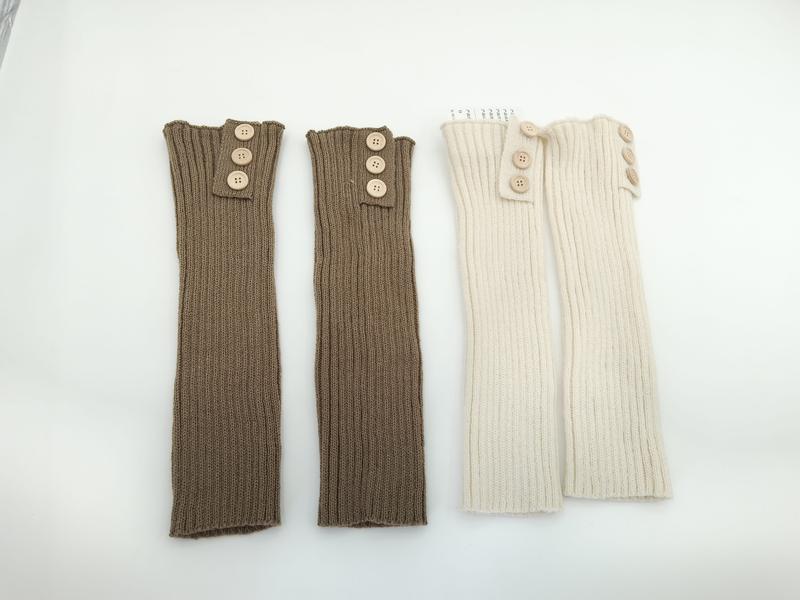 Ribbstickade benvärmare i taupe och grädde med träknappar