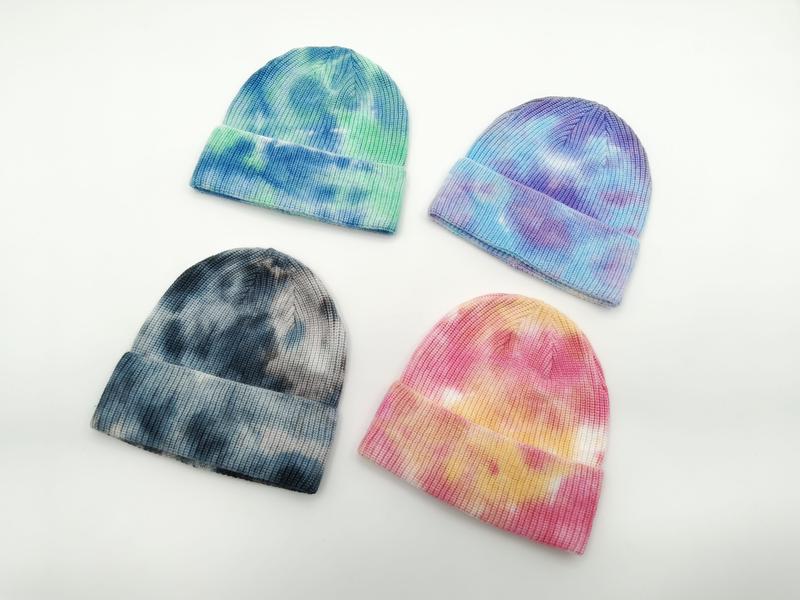 Fyra tie-dye ribbade stickade mössor i blågrön