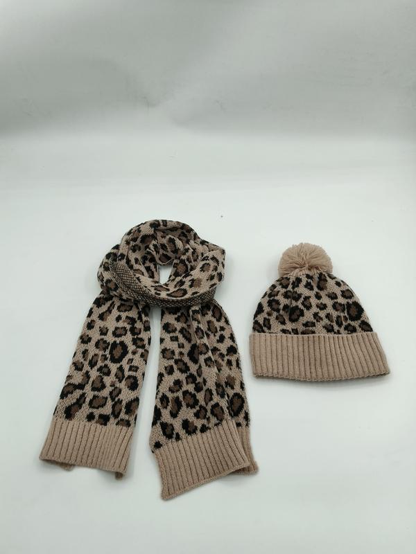Matchande leopardmönstrad stickad halsduk och pompongmössa i beige och brun djurprint.