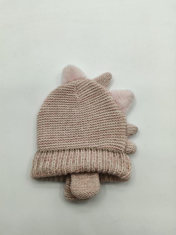 Rosa stickad babyluva med fluffiga pom-pom-enhörningsöron och matchande vantar på vit bakgrund.