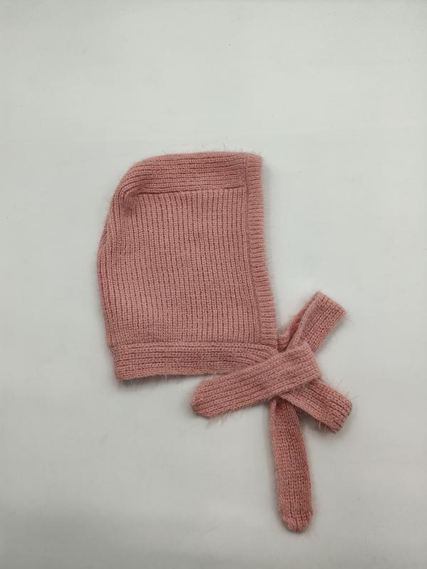 `Rosa ribbstickad babyluva med långa knytband
