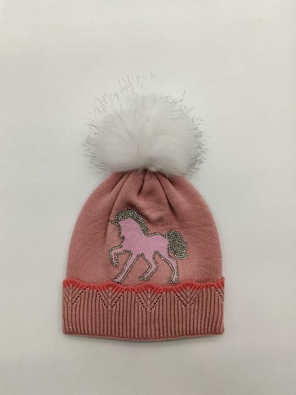`Rosa stickad vintermössa för flickor med strass-enhörningspatch och fluffig vit pompom.`