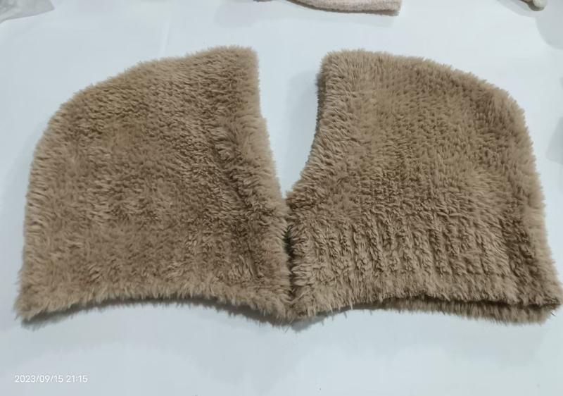 Beige lurvig pälskrage med V-ringning