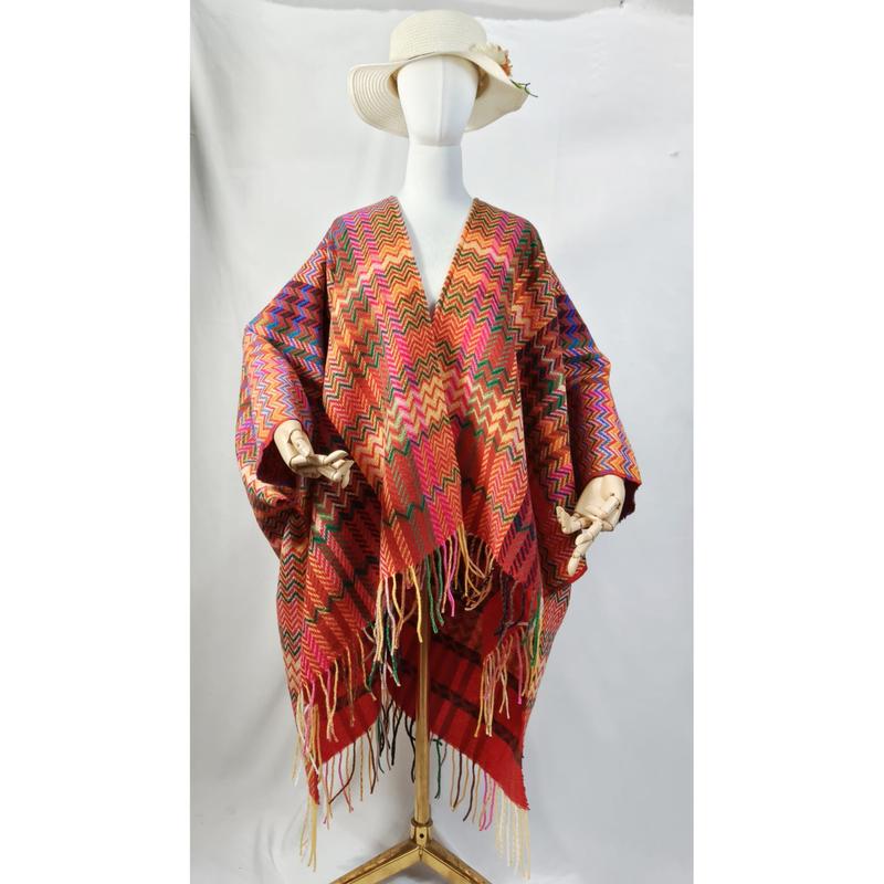 Flerfärgad vävd poncho med sicksackmönster och fransar