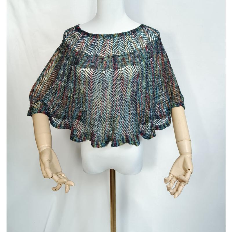 Multifarigad virkat cape-poncho med öppet nät i bohemisk stil