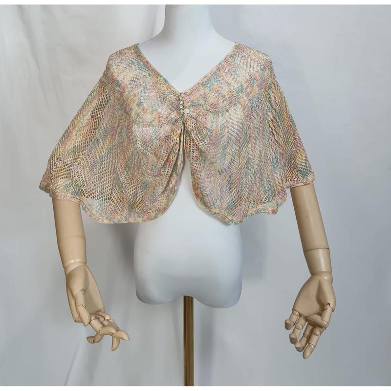 Pastellfärgad stickad cape-sjal med öppen vävning och strass-spänne