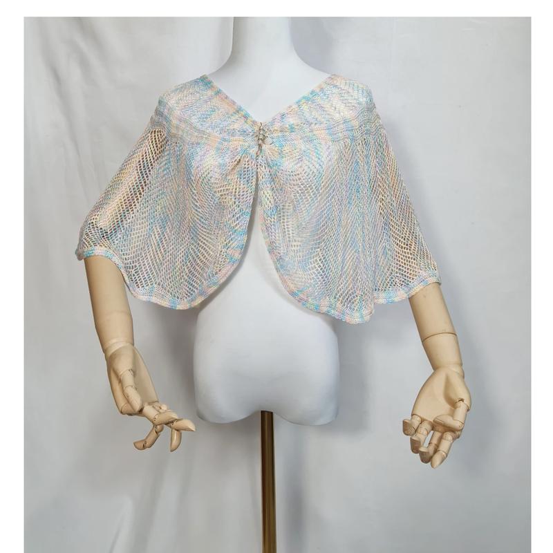 Pastellfärgad öppenstickad mesh-cape i blått
