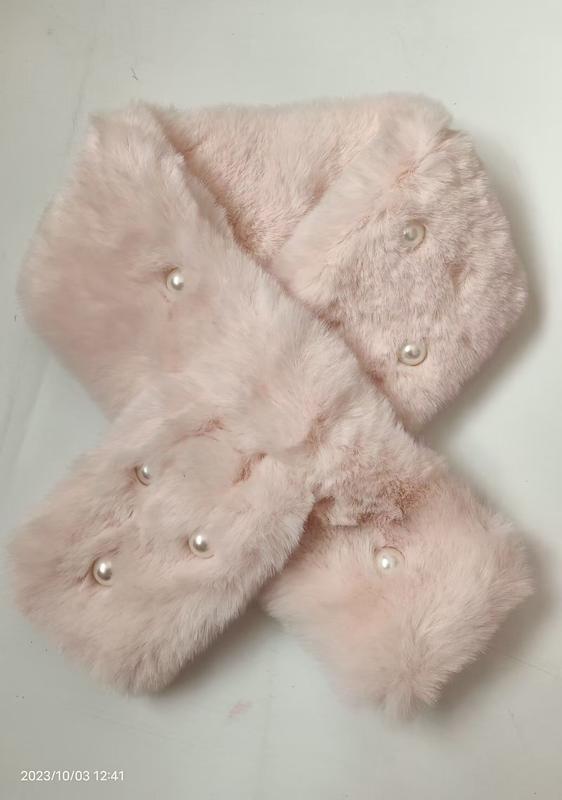 ""Rosa fluffig halsscarf i konstpäls med pärlknappar