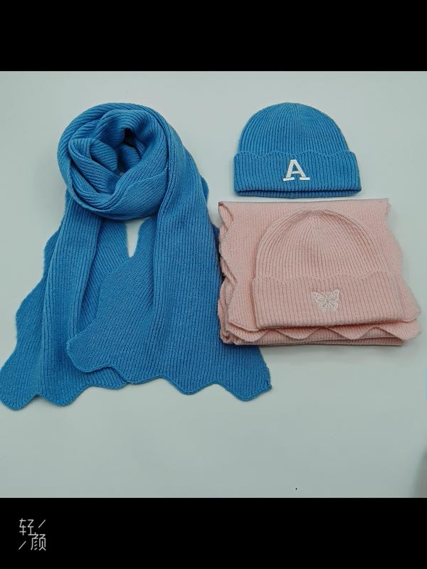 Blå och rosa stickad mössa och halsduk med broderad bokstav – grossist vinterplaggsset för dam.