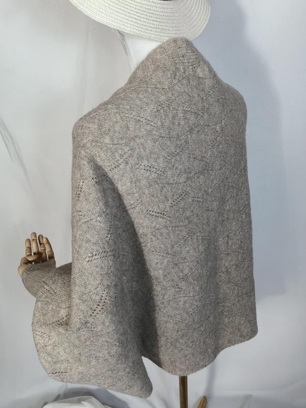 Ljusgrå sjal/poncho i ullstickad spets med diamantmönster