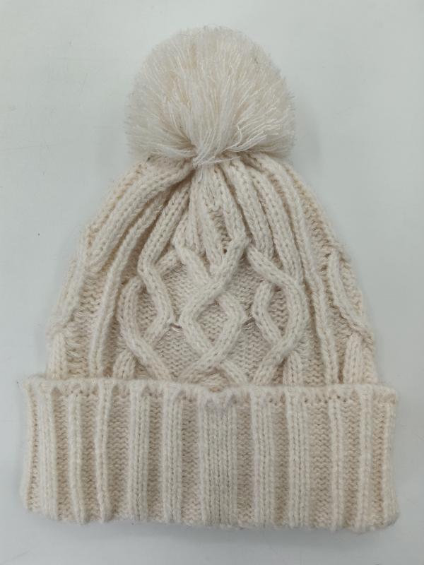 Gräddvit kabelstickad vintermössa med fluffig pompom och ribbad kant
