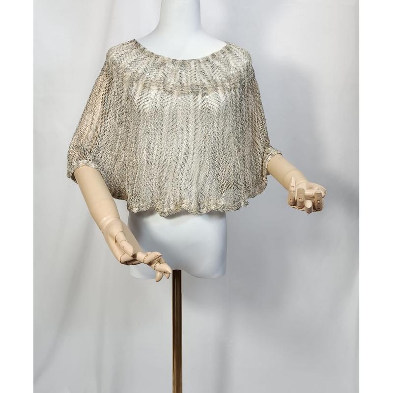 Beige och guldig metallic virkad poncho-topp med öppet mönster