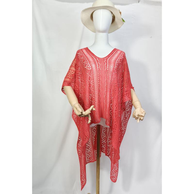Korallröd virkad kaftan-poncho med öppen spetsväv