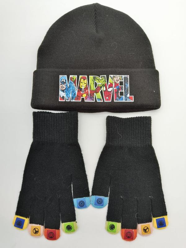 Svart stickad mössa med Marvel-superhjältelogga och matchande fingerlösa handskar med färgglada karaktärsfingertoppar.